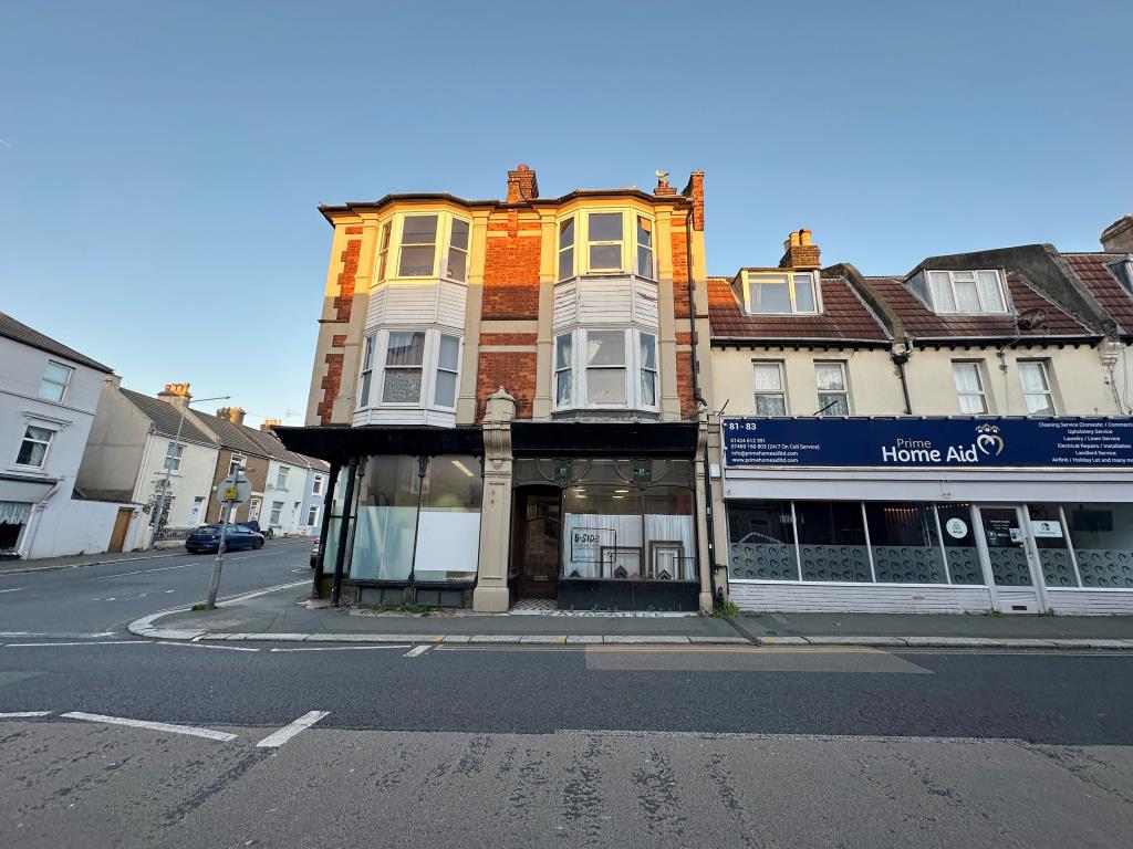 Lot: 10 - GROUND FLOOR COMMERCIAL INVESTMENT - Freehold block with Art Nouveau-style shop front
